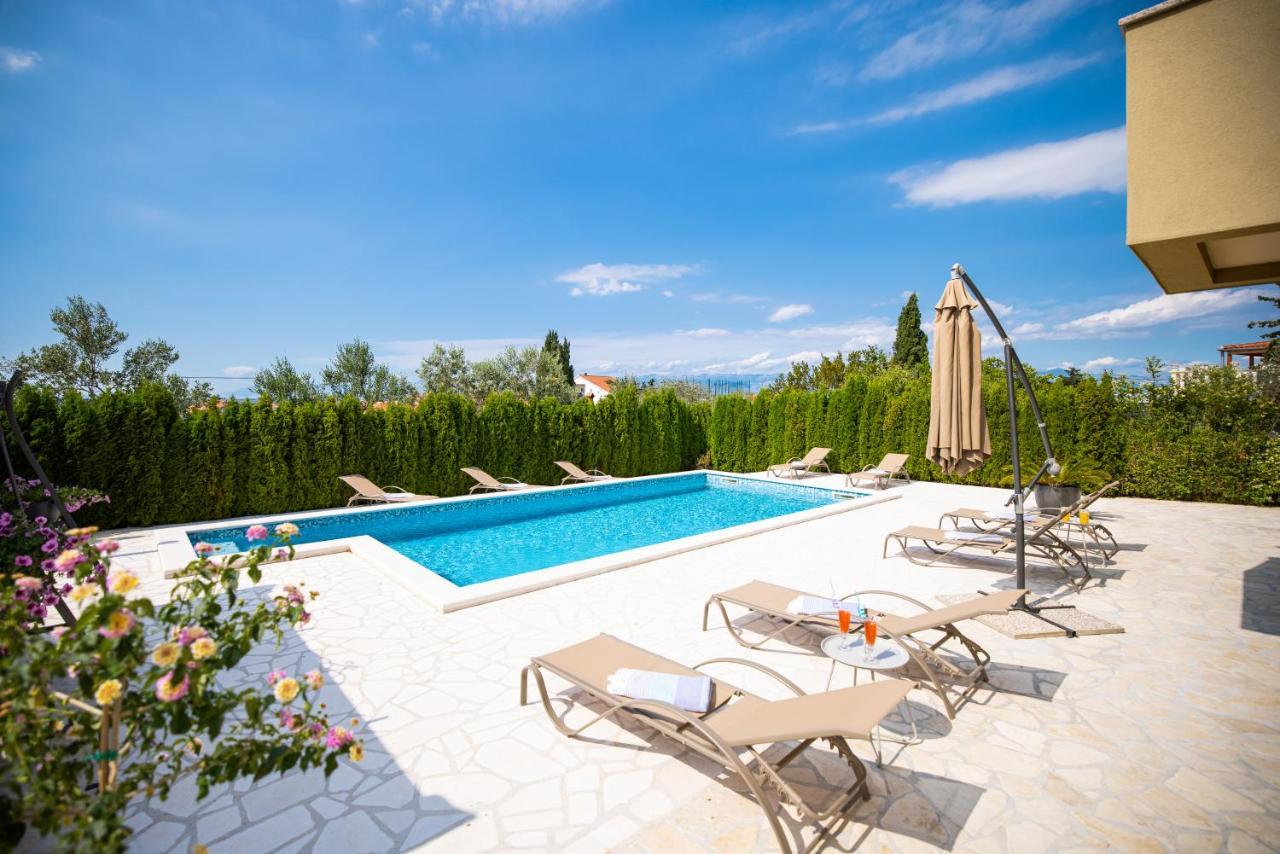 Villa Kontrada *